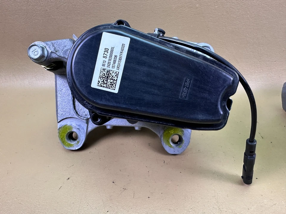 New 2021-2023 Cadillac Escalade Silverado Tahoe GMC Yukon Rear Caliper Set OEM - Image 2 of 4