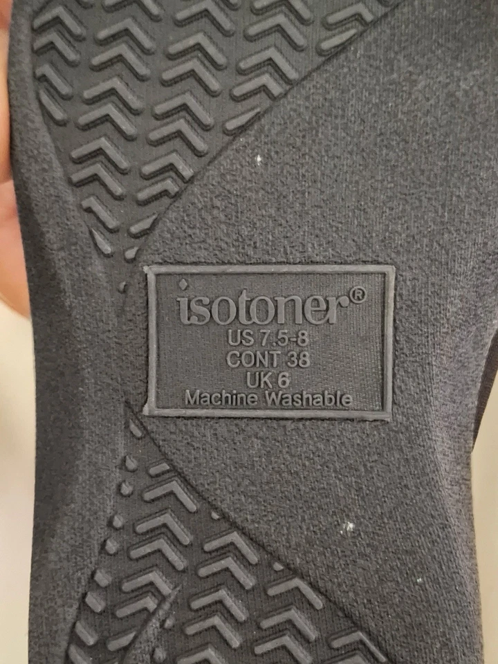 Tanga Isotoner 7,5-8 W flip flop acolchoada cinza e preta lavável na máquina - Imagem 2 de 4