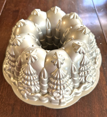 Williams Sonoma Nordic Ware VERY MERRY BUNDT PAN Gold 10 Cup Holiday Christmas