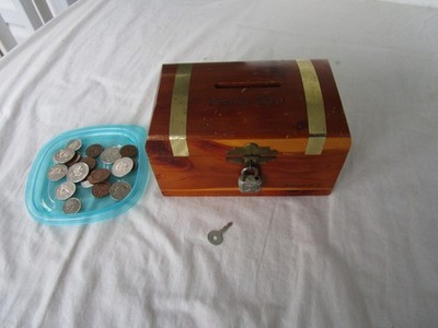 ATTIC FIND~ [CANADA COINS INSIDE ] HINDGED WOODEN COUNTRY STASH BOX BANK + LOCK!