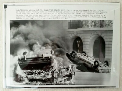 PRESSE Draht Foto 8x10'' AUTOS VERBRANNT aus Protest CAMPORA Einweihung ARGENTINIEN 1973