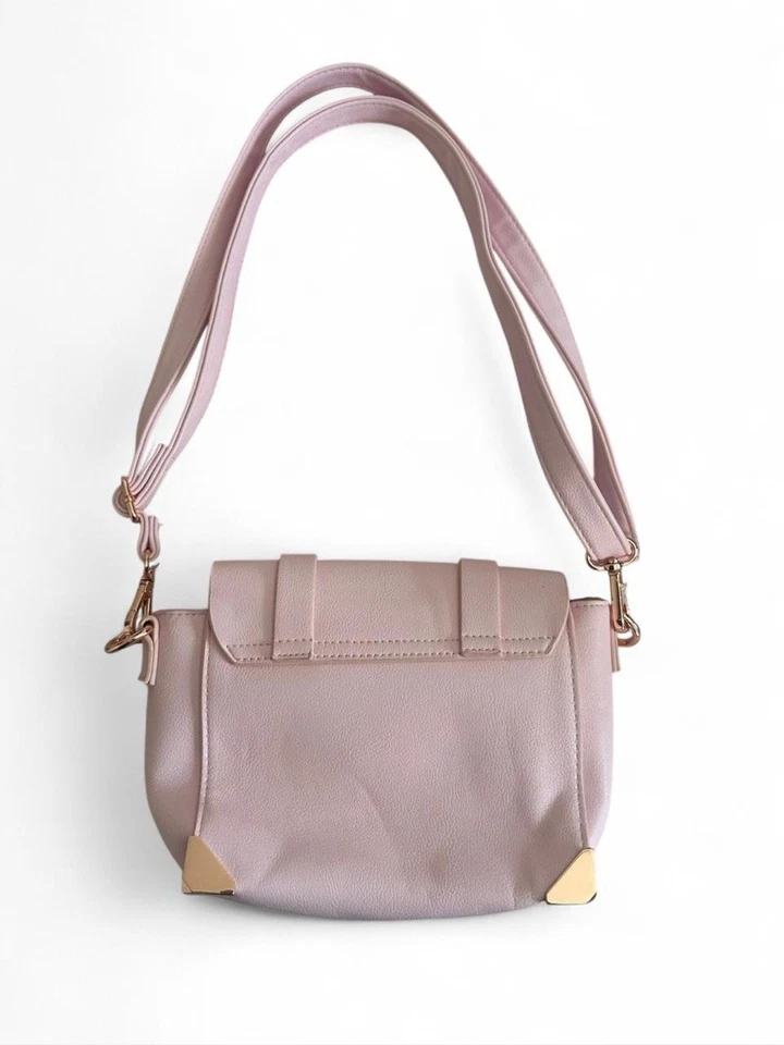 Bandolera de cuero rosa con tachuelas y herrajes dorados, con cierre de cremallera Foto 2 de 3