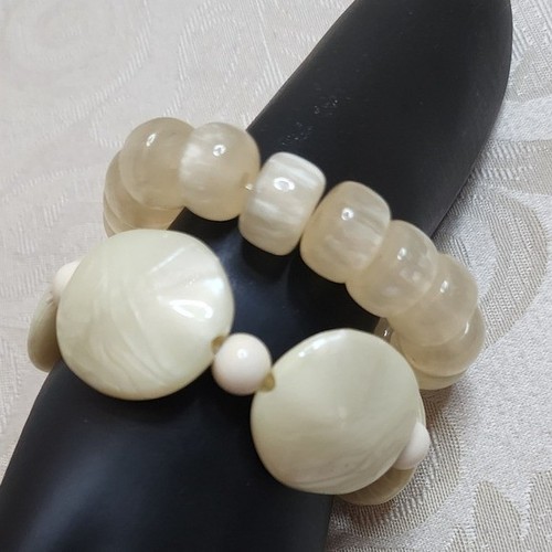 VINTAGE 70S LUCITE STRETCH BRACELETS UNIQUE HARD PLASTIC BEADS - Picture 7 of 9