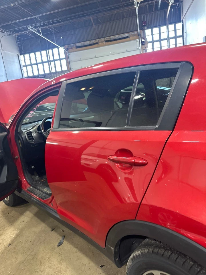 Used Rear Left Door Assembly Rear Side fits: 2014 Kia Sportage w/privacy tint gl Foto 3 de 4