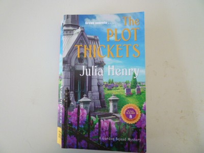 The Plot Thickets Julia Henry A Garden Squad Mystery PB 2022
