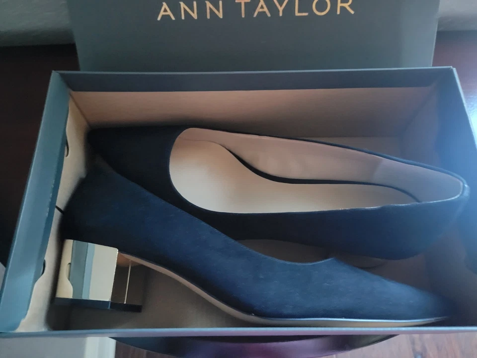 Zapatos de salón Ann Taylor para mujer de gamuza negros con tacón dorado - 9,5 Foto 3 de 4