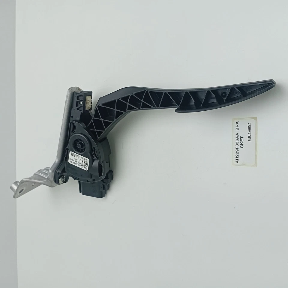 Педаль дроссельной заслонки акселератора 2010-2016 Land Rover LR4 AH229F836AA_BRACKET - Изображение 3 из 4