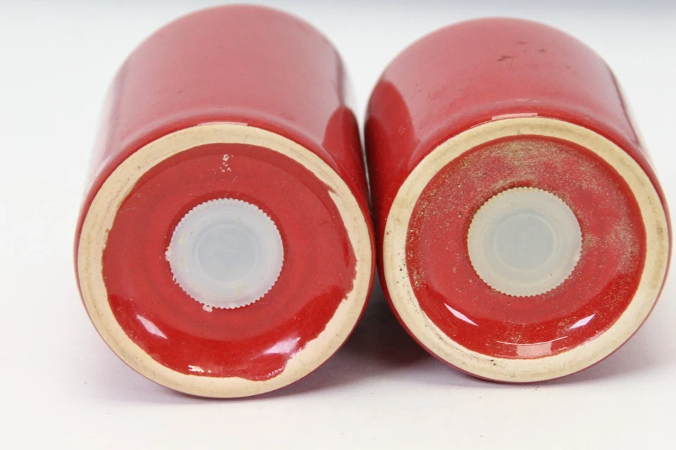 Juego de saleros y pimenteros rojos sólidos Waechtersbach 3 orificios 3,75" H y 1 orificio 3,2" H Foto 3 de 3