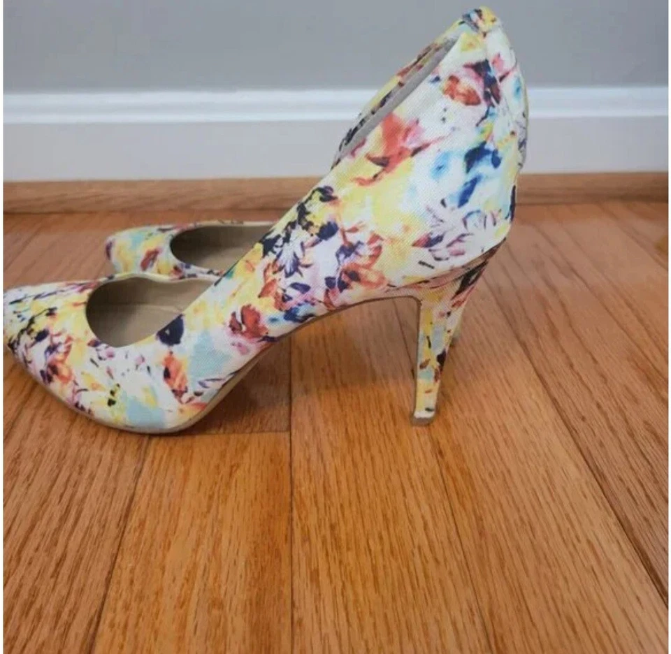 Zapatos florales Vince Camuto talla 7,5 M Foto 3 de 4