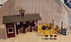 Breyer Stablemates Red Barn 3 Stall w/Corral, Trough, Jump, 3 Barrels, 2 Horses — photo 3