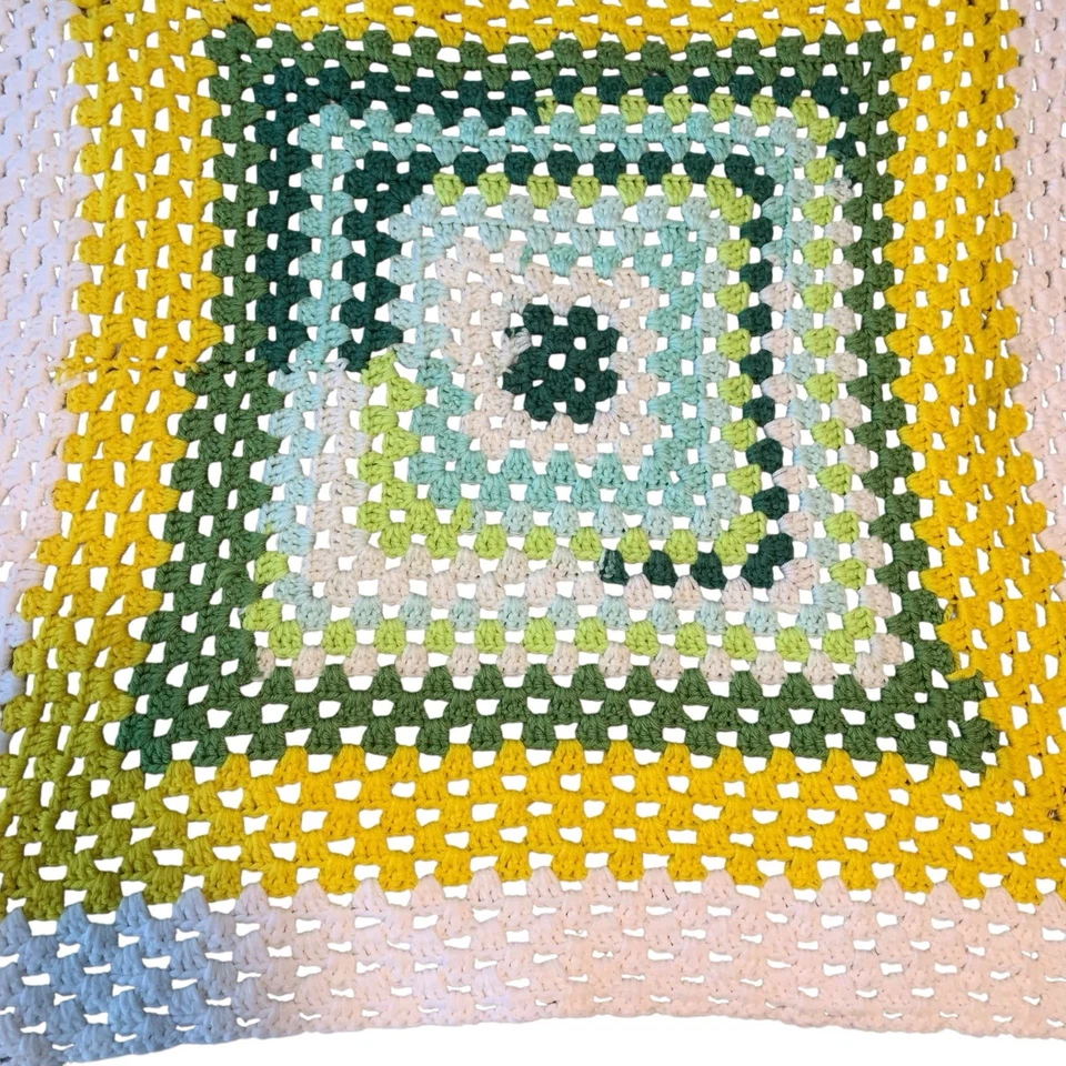 Manta cuadrada abuela ganchillo a mano verde y amarillo ambiente años 70 34x34 Boho Cottage Foto 2 de 4