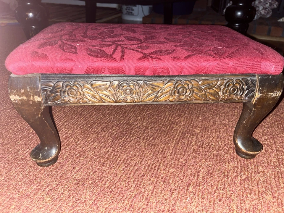 Reposapiés vintage rojo estilo reina Ana antiguo cubierto de tela ¡Hermoso! Foto 3 de 4