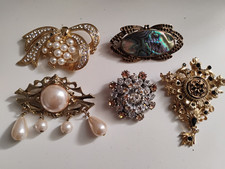 7 Broschen Gold, silber, blau, Perlen, Steine...