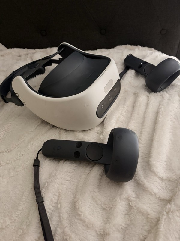 VIVE Focus Plus Standalone VR Headset w/ 2 Controllers White/Black NO CHARGER 
