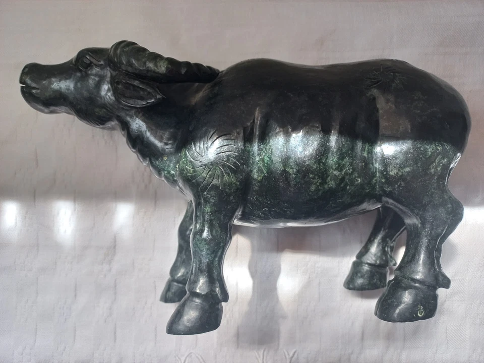 Sculpture Buffle Chinois En Jade Vert Foncé - Photo 1/4
