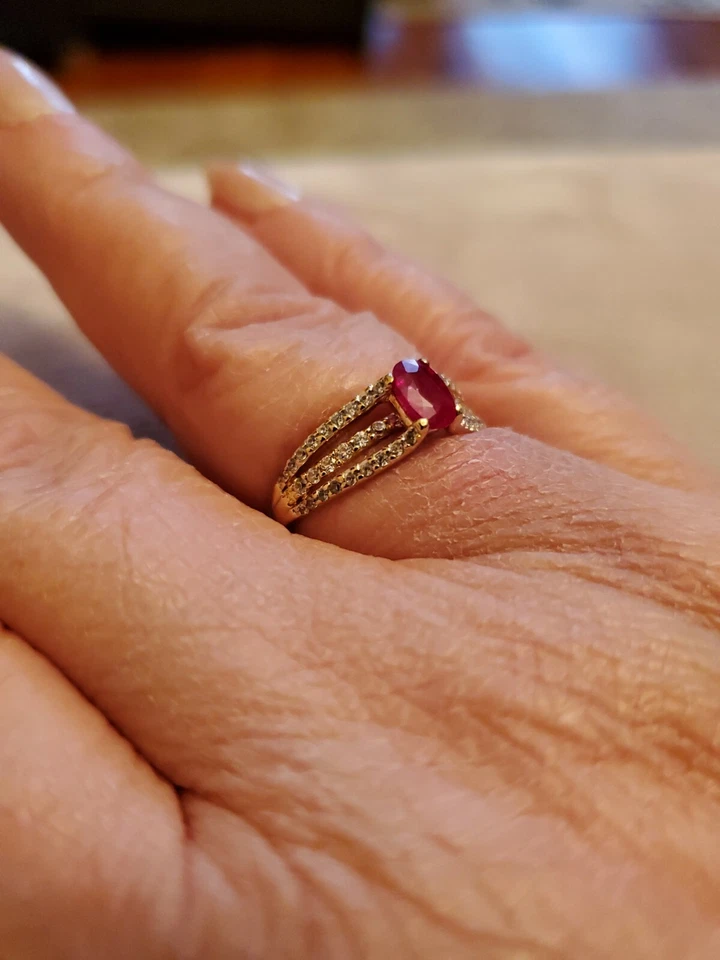 Anillo Victoria Wieck Rubí y Circón Blanco Oro Amarillo 14K Talla 7 Nuevo sin Etiquetas Foto 3 de 4