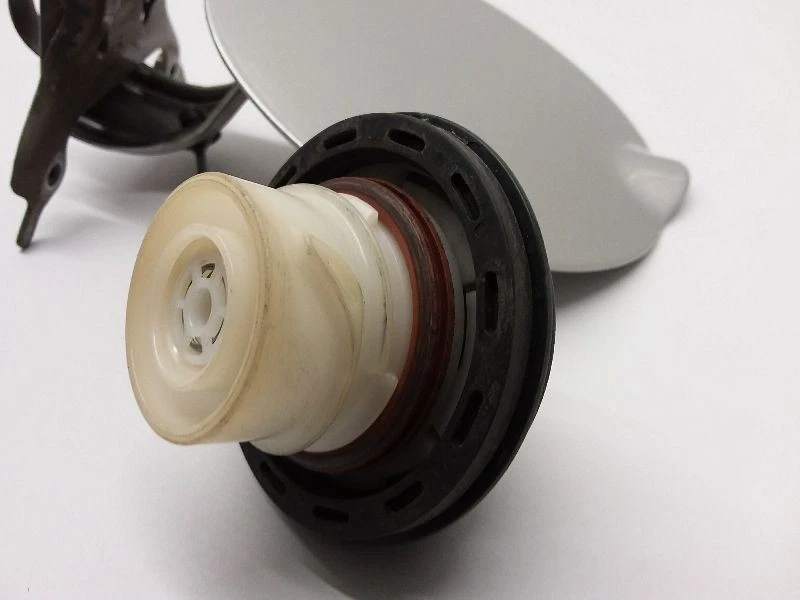 Ford Taurus 2008 2009 tapa de llenado de combustible de gas puerta plateada 5F9Z74405A26A   Foto 2 de 4