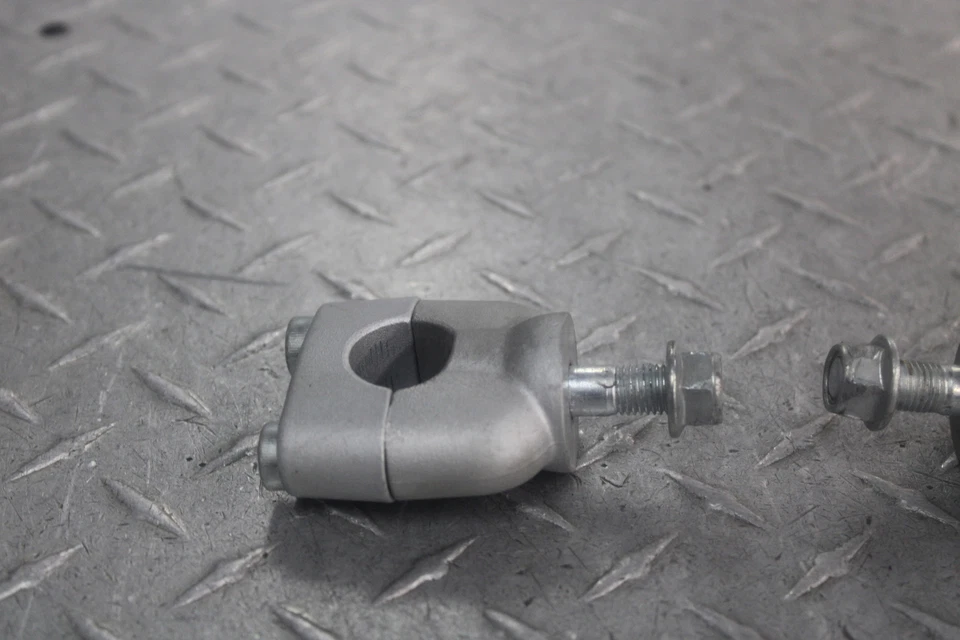 Elevadores de manillar Suzuki GZ250 2004 56211-12FA0 56221-12FA0 Foto 4 de 4