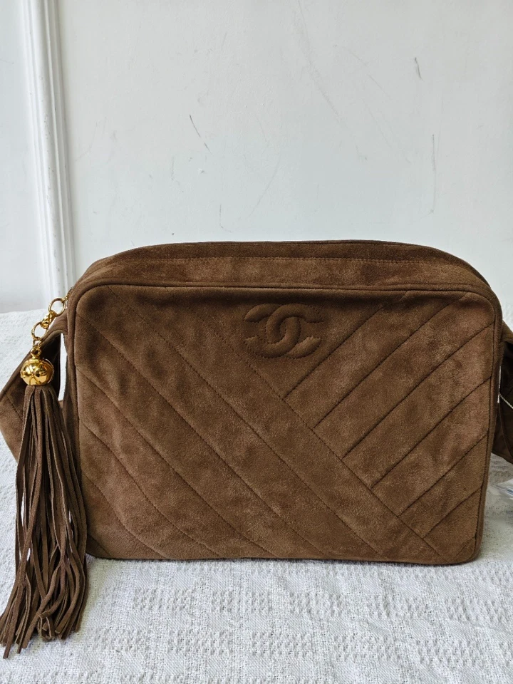 Bolsa tiracolo feminina Chanel marrom camurça dourada franja câmera 91-94 - Imagem 2 de 4