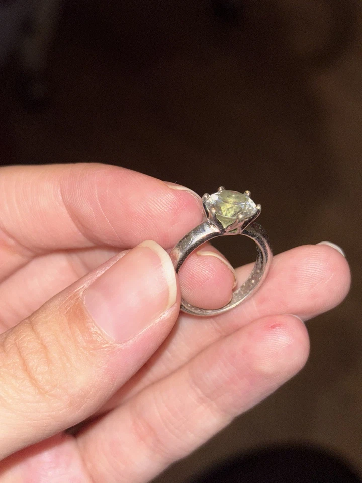 Tiffany & Co. Anillo de compromiso de platino de diamantes redondos de 0,42 quilates talla 5 Foto 4 de 4