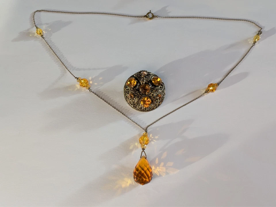 Vintage Art deco Czech jewellery. Amber glass necklace and brooch. Boxed - Image 3 of 4