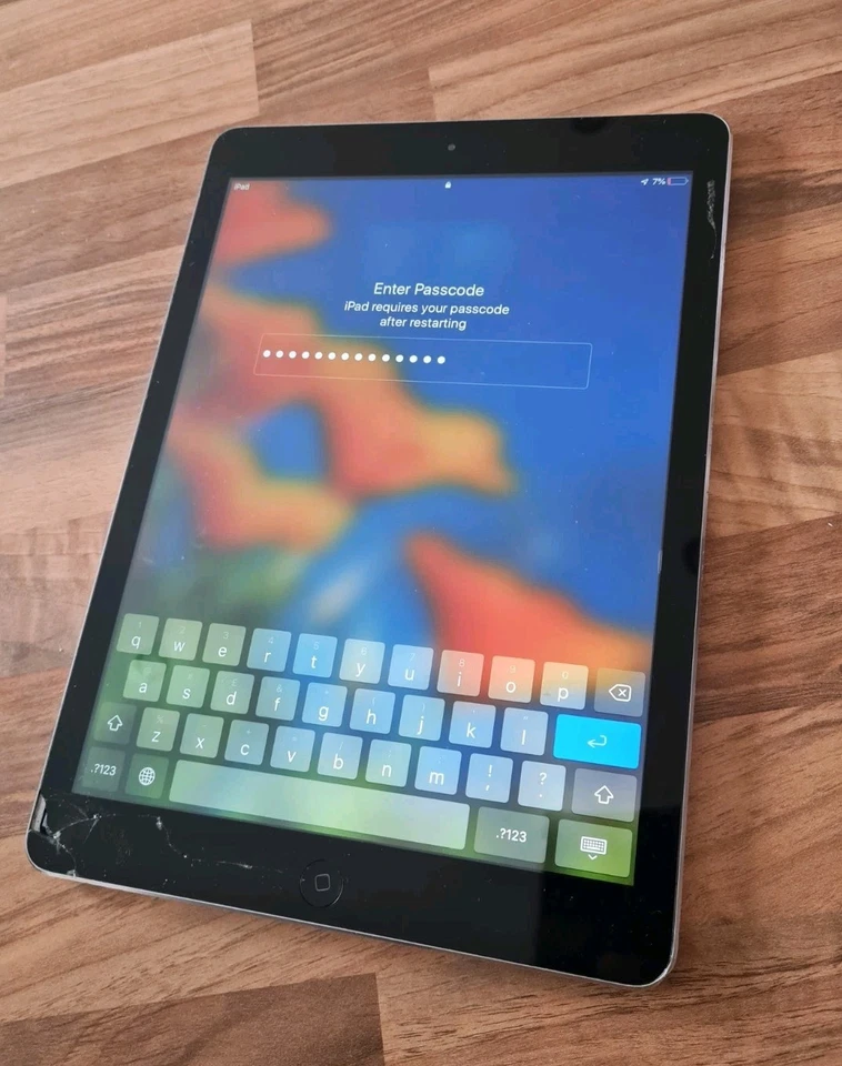 Apple iPad Air  - Image 4 of 4