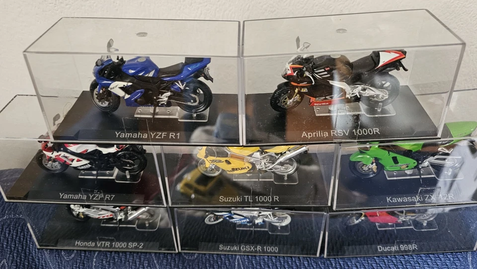 Modellismo Moto 1/24 in Teca n. 8 Pezzi - Immagine 2 di 4