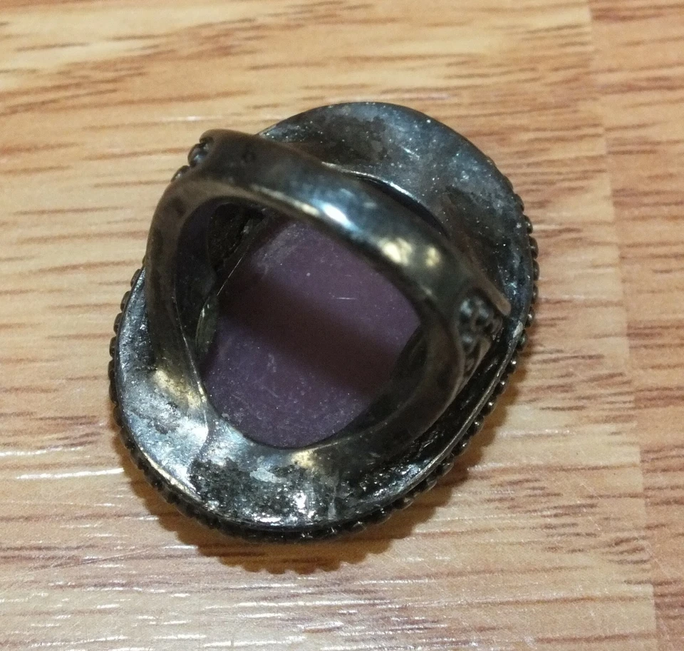 Anillo estilo vintage tono gris coleccionable imitación moda con gema de plástico púrpura Foto 3 de 4