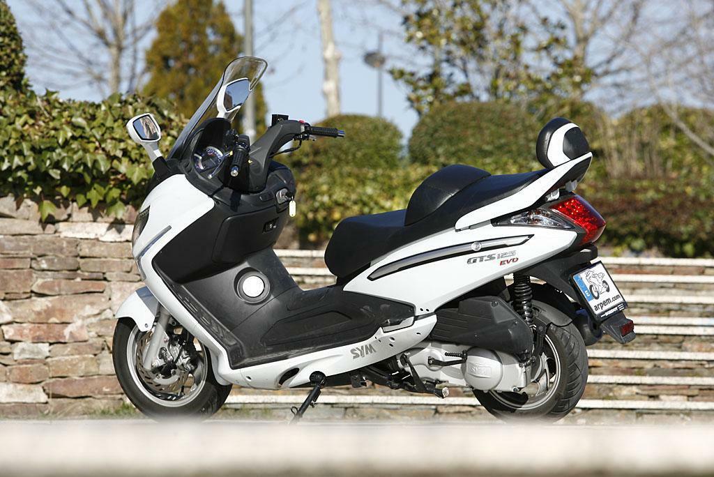 SYM RV250 VOYAGER (GTS250) CYLINDER HEAD + ENGINE VALVES KIT 12200