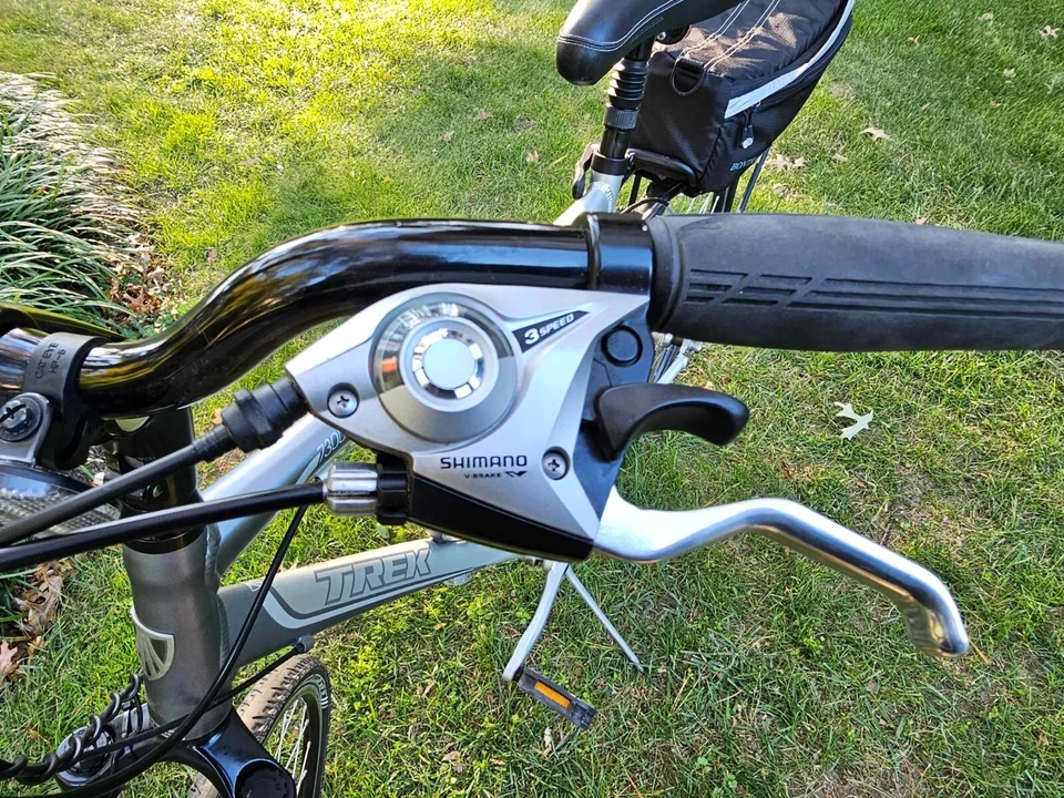 Trek 7300 混合自行车 22.5 英寸,双色银色和灰色,几乎不使用。 — 第 3/4 张图片