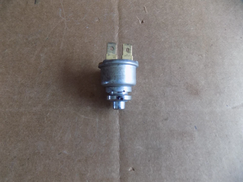 1973 CHRYSLER NEWPORT BOTÃO DE LIBERAÇÃO DE PORTA-MALAS ELÉTRICO - Imagem 3 de 4