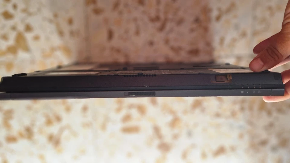 Notebook Portatile Vintage COMPAQ NC8230 1,73ghz HD 60gb Windows 10 - Immagine 2 di 4