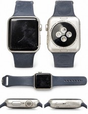 Zum Verkauf steht eine originale Apple Watch Series 2 in gebrauchtem Zustand.