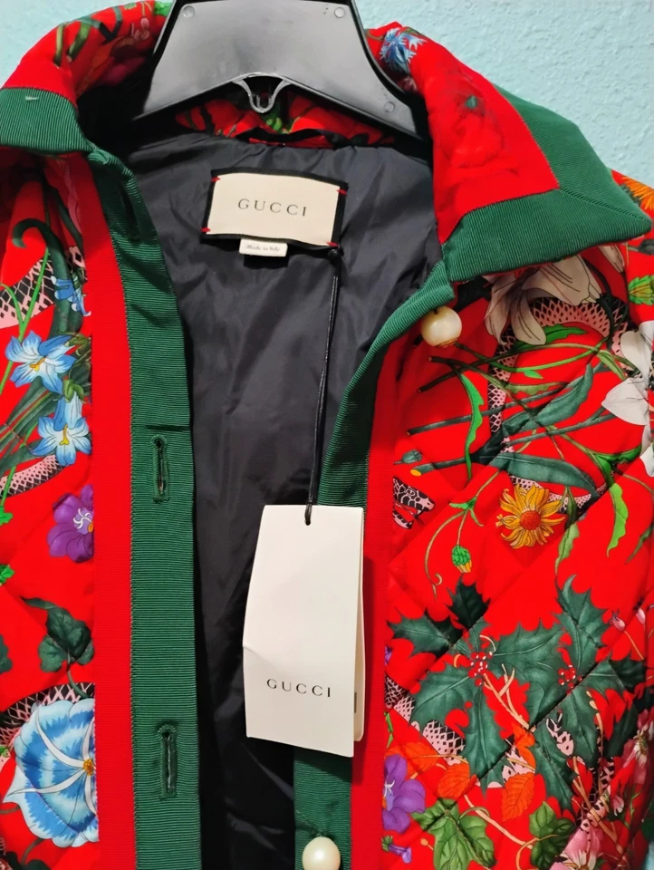 Jaqueta acolchoada vermelha Gucci, botão tipo pérola, capuz, colorida - Imagem 4 de 4