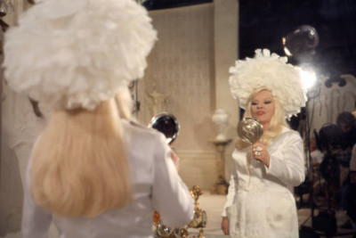 Mae West schaut in den Spiegel am Set des Films Myra Breck von 1970 - 4 x 6 Foto
