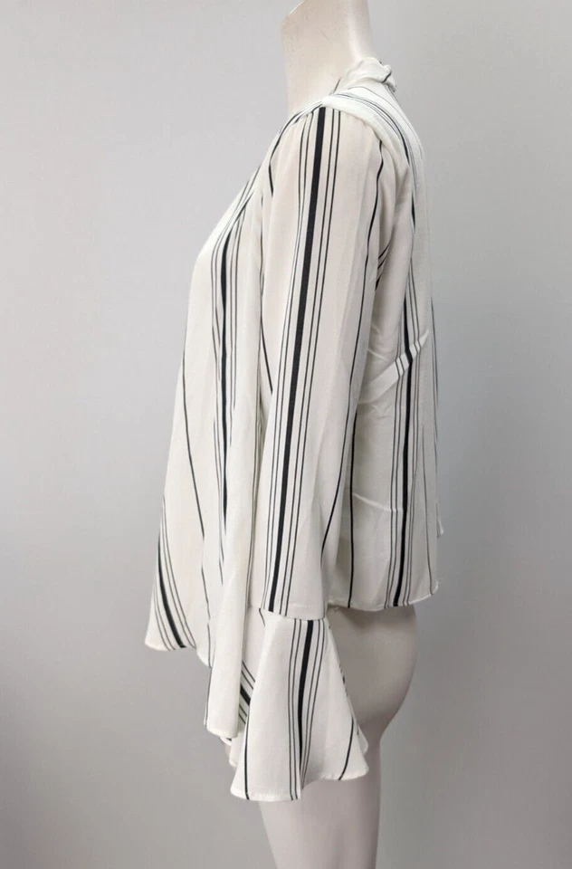 Blusa para mujer Papaya talla pequeña blanca negra a rayas frente abierto mangas campana Foto 4 de 4