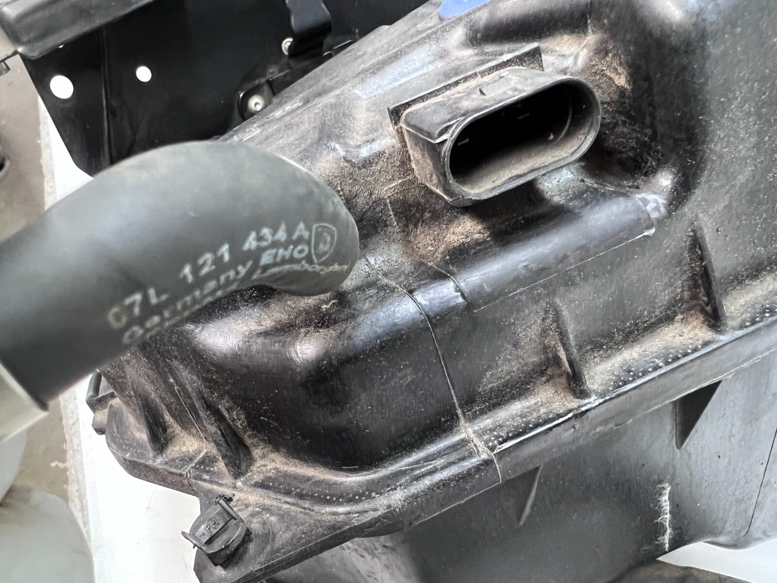 LAMBORGHINI GALLARDO LP570OVERFLOW RESERVOIR WATER TANK ASSEMBLY OEM 420121403