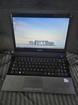L119 Samsung NP300e4z 14'' Laptop B950 2,10ghz 2Gb Ram 320Gb Hdd Windows 7