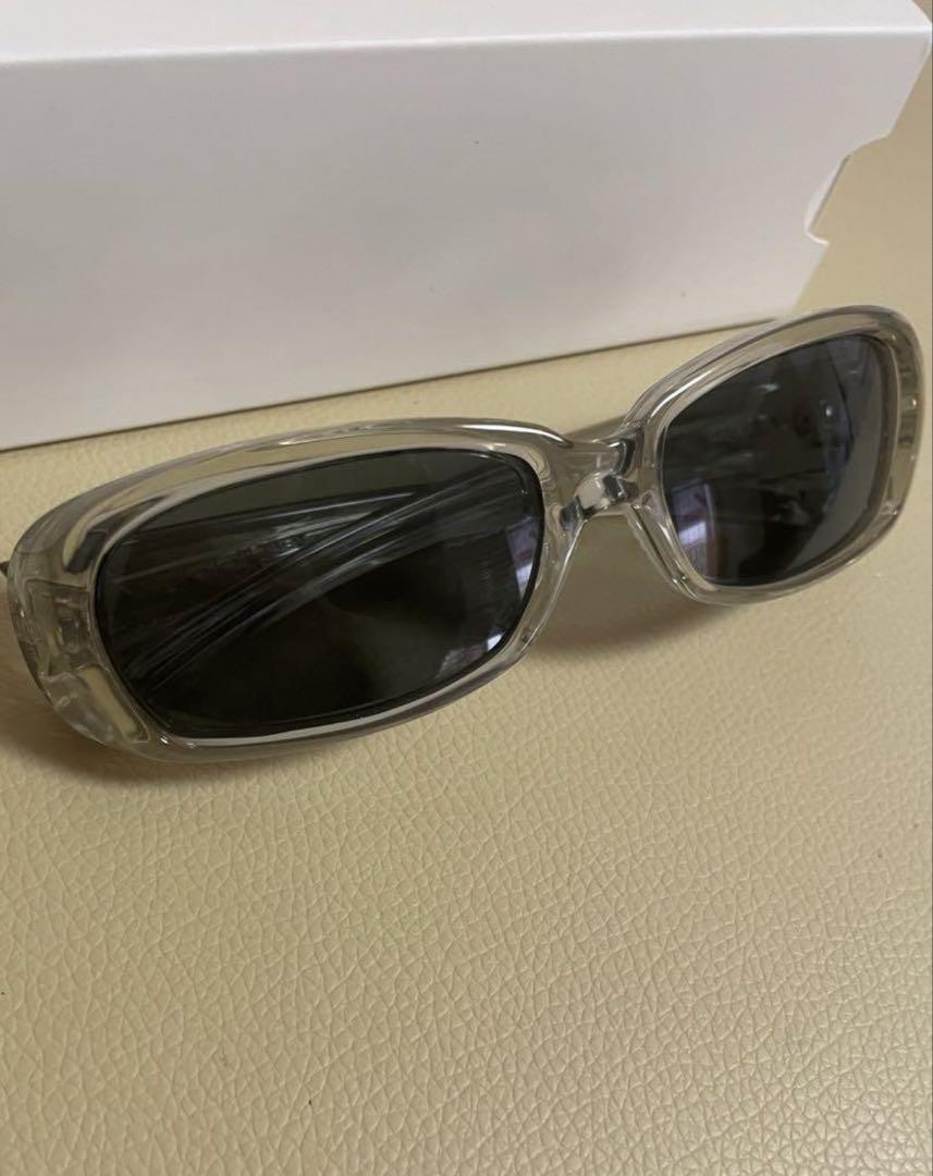 小物 supreme Stretch Sunglasses Supreme's New Sunglasses Will Turn You Into a Walking Meme | GQ