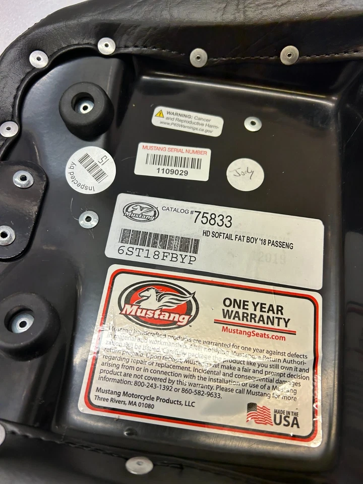 Asiento trasero Mustang Tuck & Roll Seat Pillion 18-2024 Harley Fatboy Softail 43 Foto 3 de 4