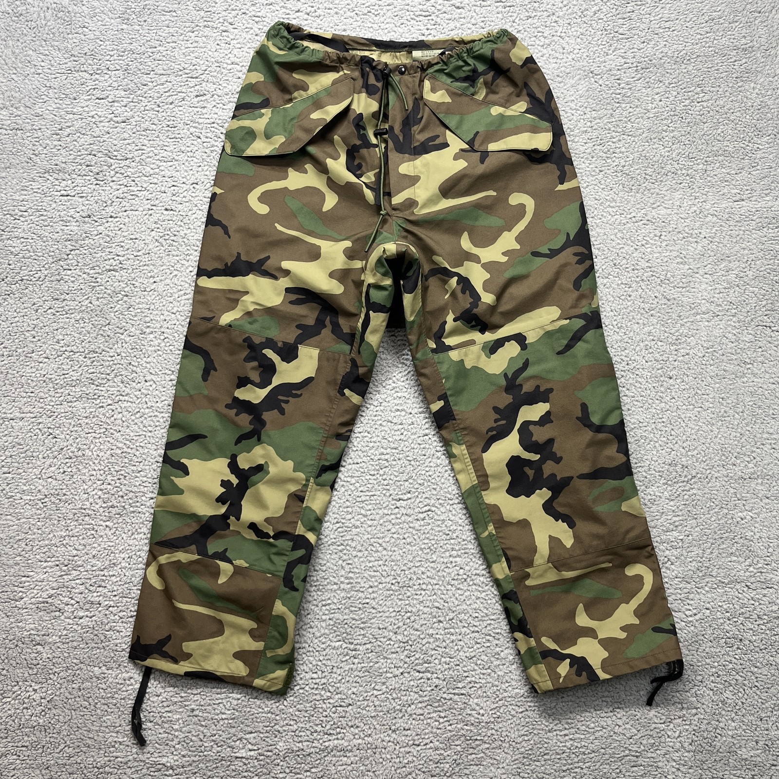 Pantalones de Colección Ejército de Estados Unidos Gore-Tex ECWCS Para Hombres Medianos Bosque Camuflaje Clima Frío EE. UU.