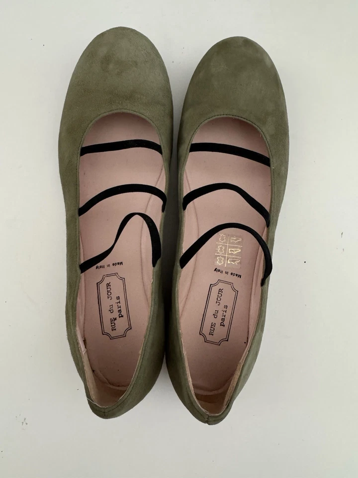 $485 Rue Du Jour Paris Green Suede Cancun Mary Jane Flats Size 38.5/7.5 US Italy - Image 4 of 4