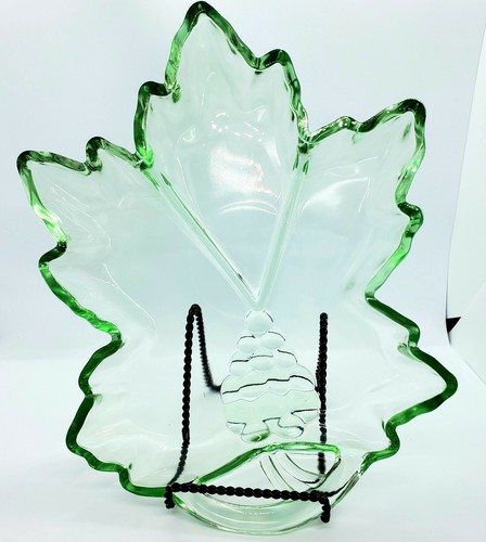 Tiara Leaf Shaped Vintage Green Glass Raised Grapes Divided Serving Snack Dish - 第 1/7 張圖片