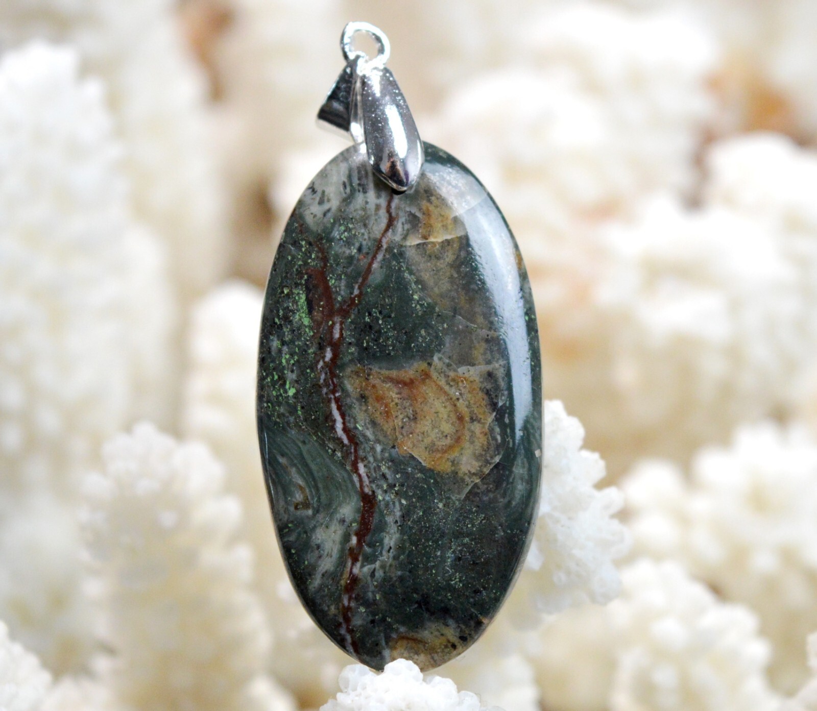 Pendentif rubis fuchsite 47 carats de qualité gemme naturelle et brute d'Inde