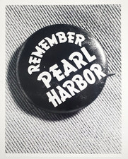 Foto de prensa vintage de Remember Pearl Harbor Button Veterano Segunda Guerra Mundial 1991