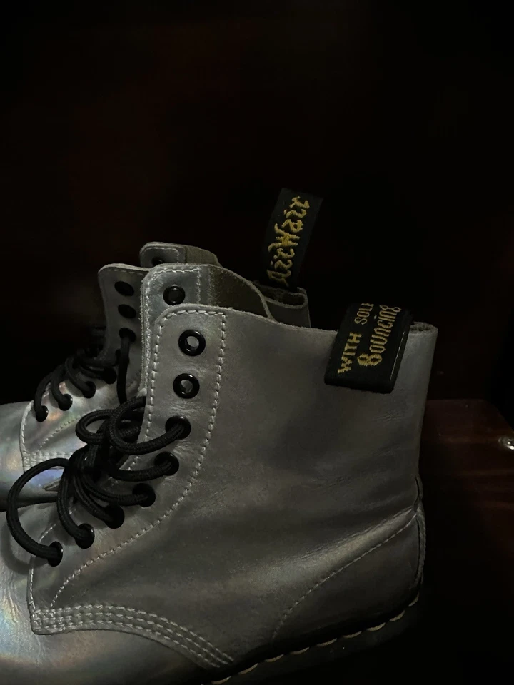 Botas de Combate Dr. Doc Martens MUJERES Talla 9 Plateadas Holográficas Iridiscentes PASCAL Foto 3 de 4