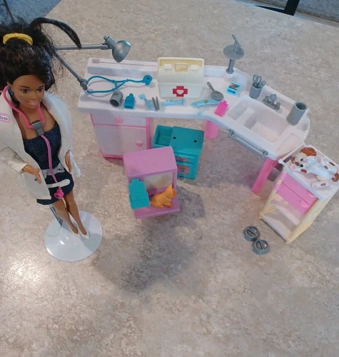 Mattel Barbie 1966 Love n Care Vet Center 1996 Veterinary Pet vintage