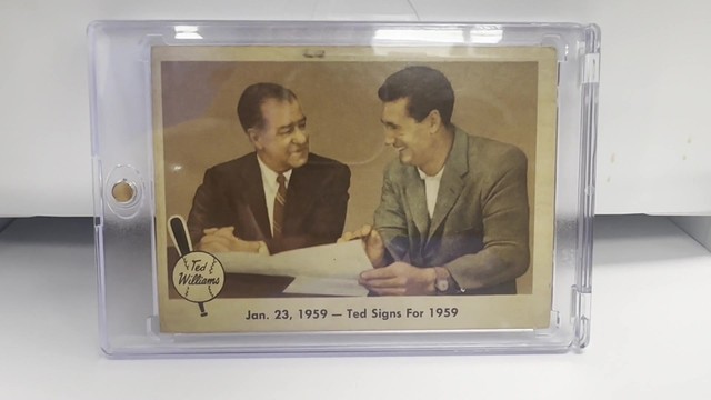 1959 Fleer Ted Williams #68 Ted Signs for 1959 Bucky Harris Scarce Key Red Sox