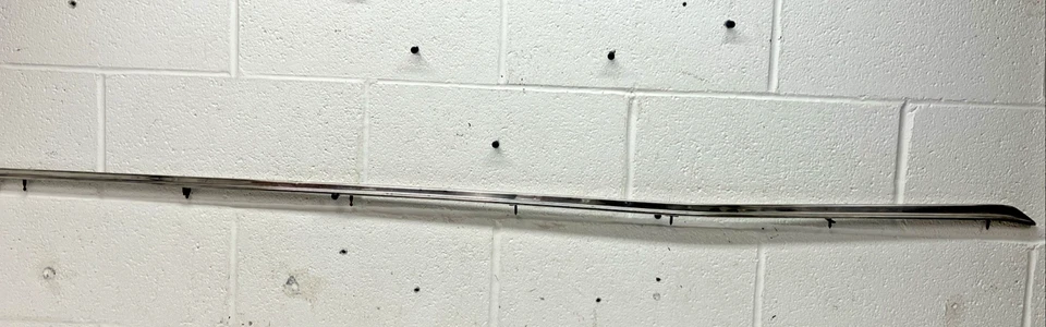 Juego de molduras basculantes diestro+izquierdo 1966 Mercury Comet/Cyclone (Bin80) usado OEM Ford 2 piezas Foto 2 de 4