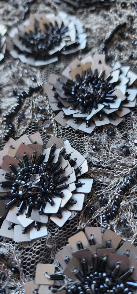 Muestra de encaje metálico de diseñador con flores con cuentas 3D - plateado y negro Foto 3 de 4
